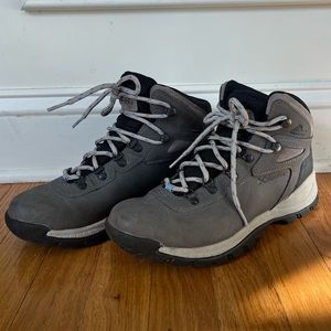 Columbia Women’s Waterproof Newton Ridge hiking boots, size 9